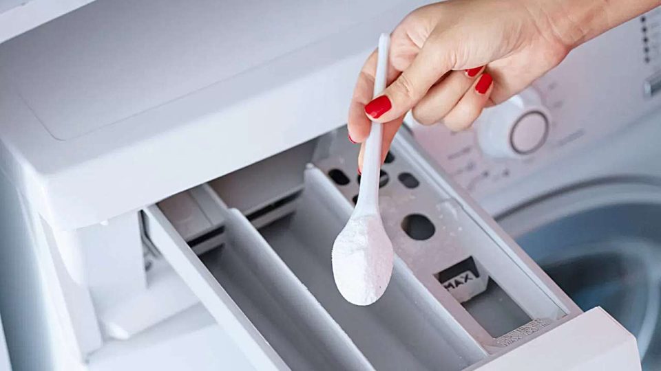 Beseitigt Kalkablagerungen in der Waschmaschine, zwei Esslöffel dieser Zutat reichen aus
